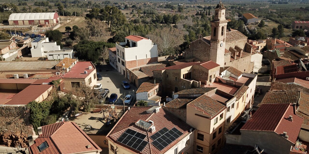 Instal·lació de plaques solars a la casa de la vila